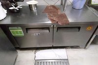 福建福州转行出售在位八成新餐饮全套设备 操作台冰柜,后厨设备等 打包价20000元  可单卖.