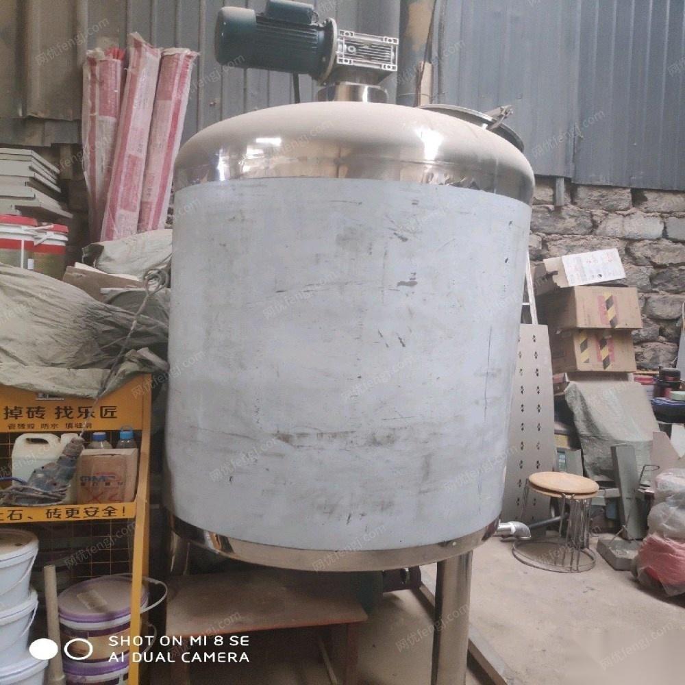 云南昆明出售99成新1.2吨不锈钢搅拌罐，储料罐 8000元