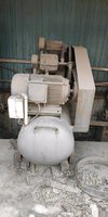 河北邢台低价出售闲置空压机4台，吹塑机4台,木头货架50个,塑料货架50个,pvc水桶100个