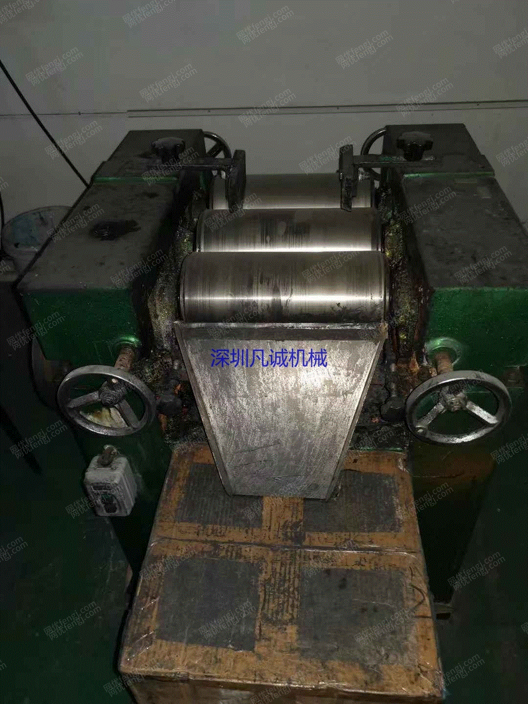 Grinding three-axis machine