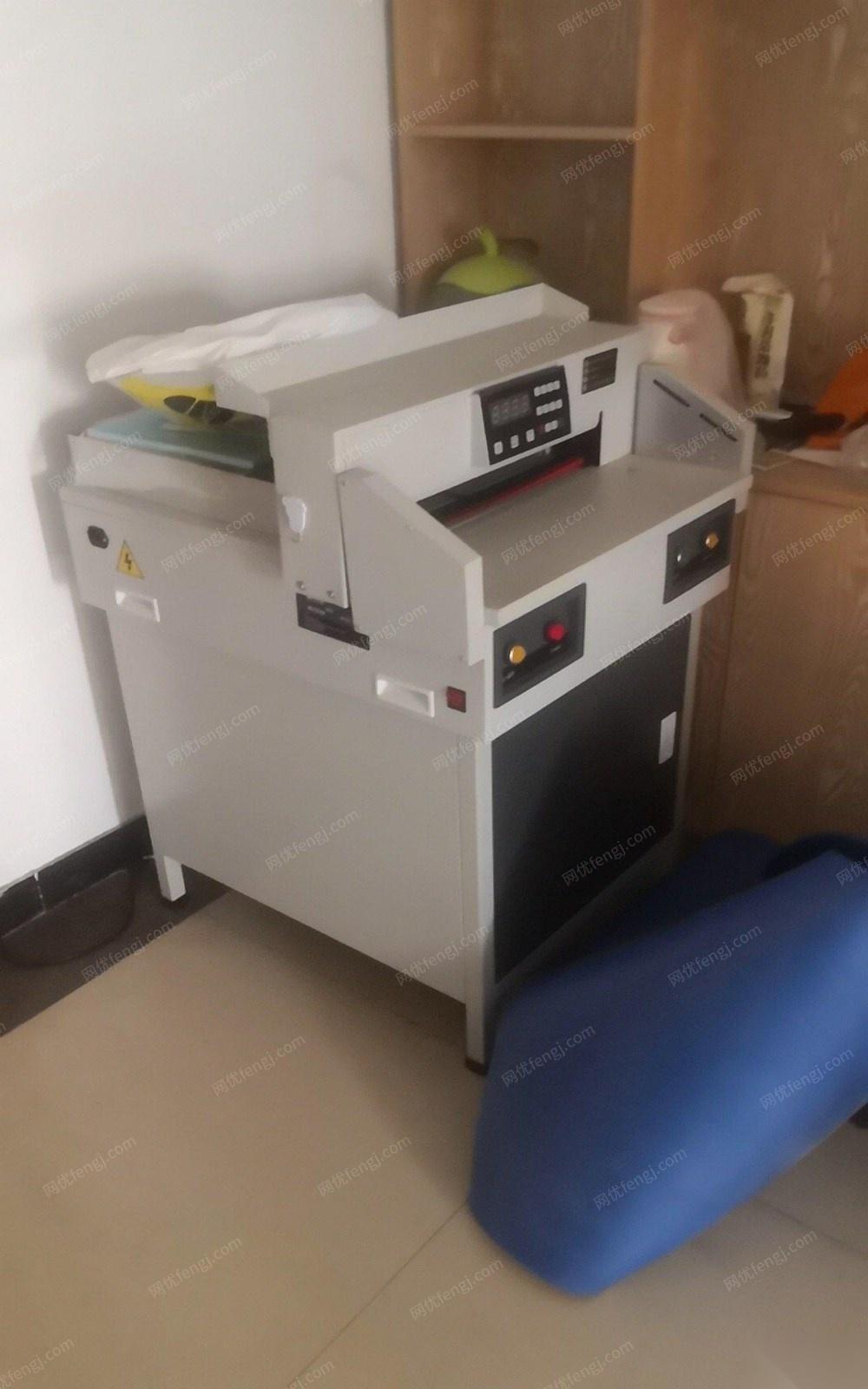 西藏拉萨9成新全自动胶装机和切纸机 15000元出售