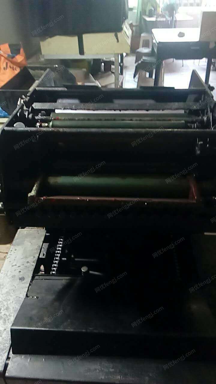 厂家改行出售单色大8开印刷机1台，对开半自动切纸机2台，4开晒版机1台，320直线胶装机1台等整套 ，诚心要的联系，低价勿扰，有图片