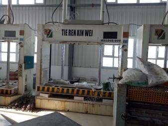 新疆乌鲁木齐公司转型出售1条14年150型双螺杆挤塑板生产线 另有5台制作一体板冷压机 看货议价.冷压机可以分开卖.
