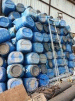 辽宁沈阳出售50kg塑料桶300-400个,200升的大铁桶60个