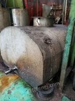 青海西宁出售1个闲置2T不锈钢油罐，随时都可以看 厚度1cm