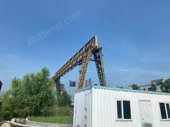 黑龙江大庆厂子转型出售两台二十多吨龙门吊 跨度三十米,手续齐全,看货议价.可单卖.
