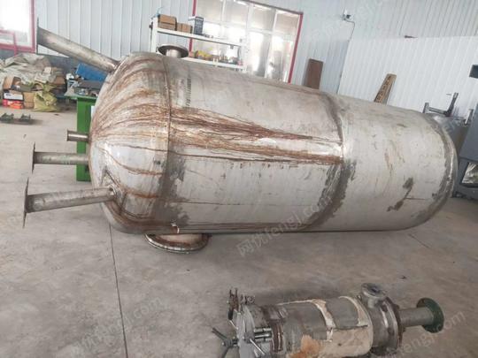 供应不锈钢大罐，直径1.2米，高2.5米，重约400公斤