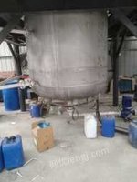 青海西宁打包出售闲置2016年1个5吨不锈钢电加热反应釜及3个25吨pp材质的储存罐 