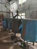 铸钢厂出售河南/四川0376型单双钩/吊钩抛光清理机2台，2台蜡液除桶，1台冷水机，就近的联系