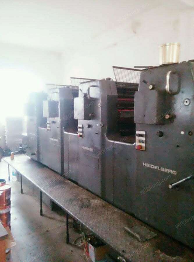 印刷厂出售83年海德堡4色4开印刷机1台，对开程控全自动切纸机1台，有图片