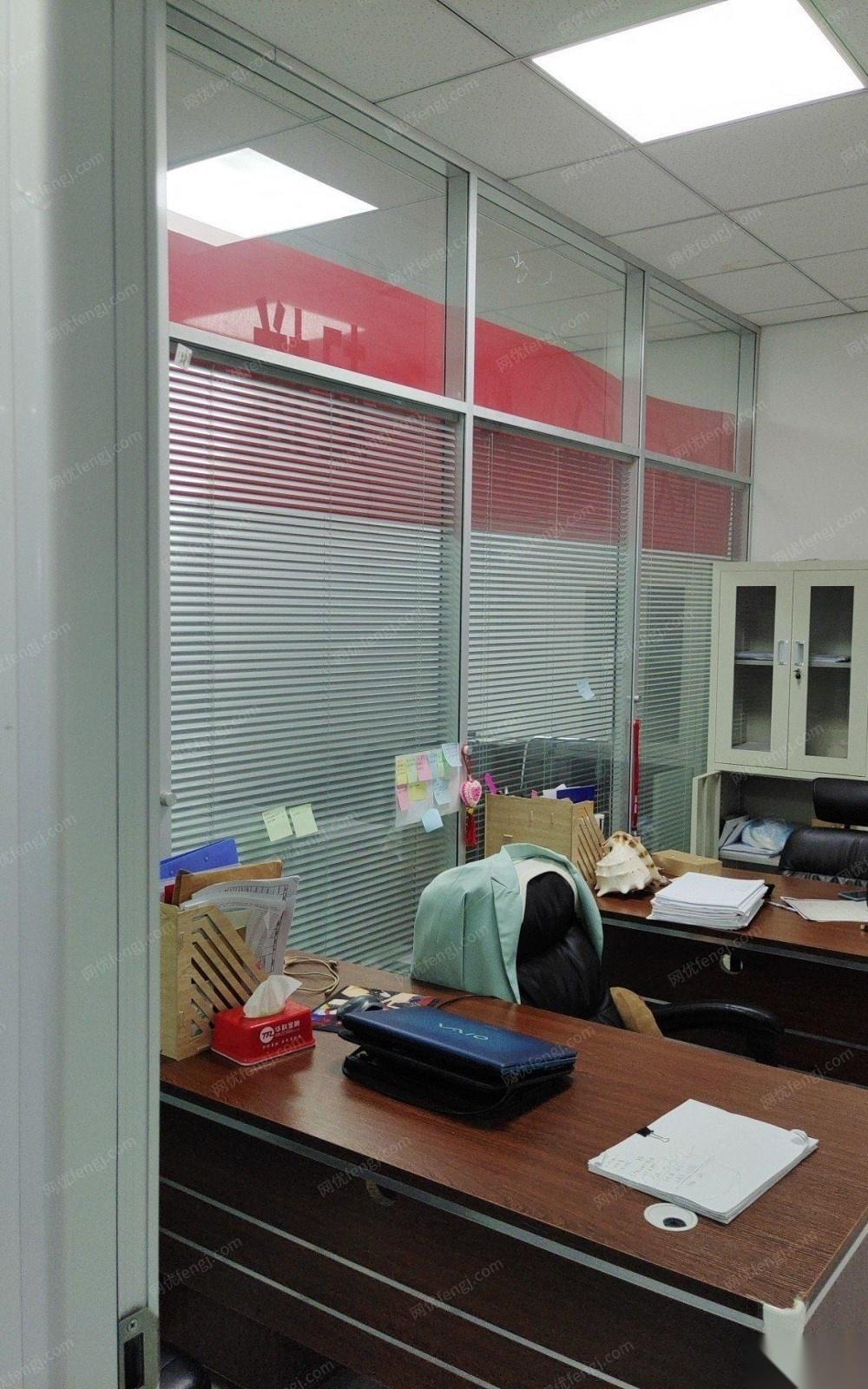 山东青岛因搬办公室出售100多平方办公室玻璃隔离墙，双层