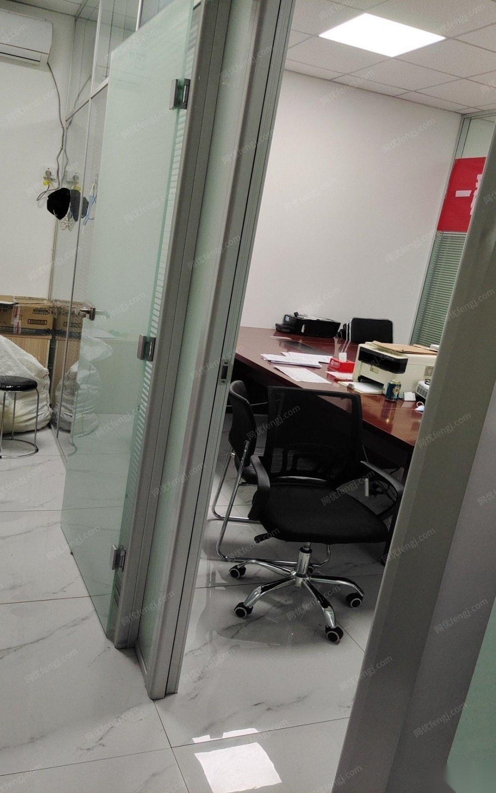 山东青岛因搬办公室出售100多平方办公室玻璃隔离墙，双层