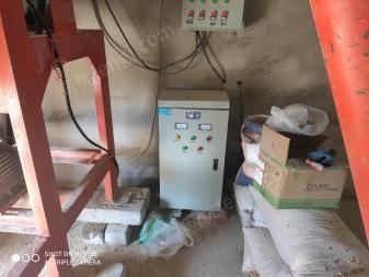 新疆昌吉由于改行在位出售水9成新塑料粉料机1台 