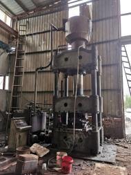 青海西宁因拆迁厂停产处理低价出售500吨四柱压力机和16厘米剪板机