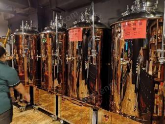 北京昌平区饭店不做了出售闲置精酿啤酒设备一套 四个大罐500升的，糖化罐两个，各种配件都齐全 用了不到一年.