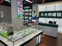 四川成都眼镜店开了1个月关门了，处理设备柜子