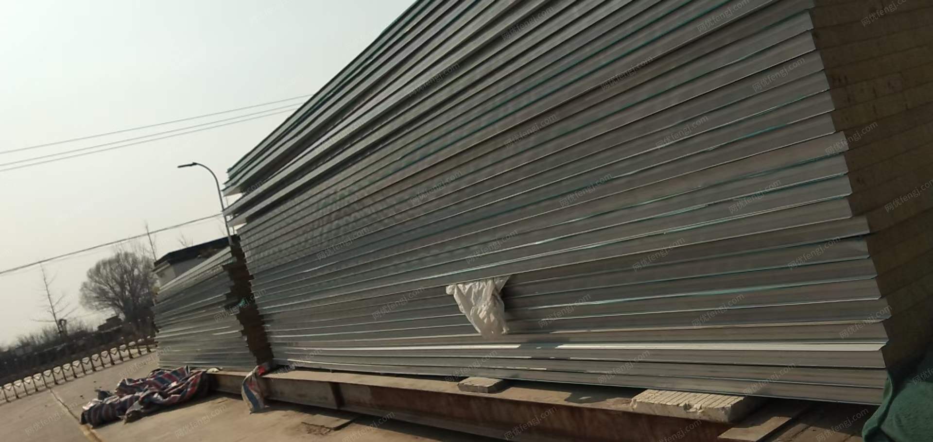 供应岩棉墙板，铁皮上下04厚度75长度，8.26米1130块，5.76米30块，4.1米42块，1.6米30块，，郑州提货1500米  全新的 