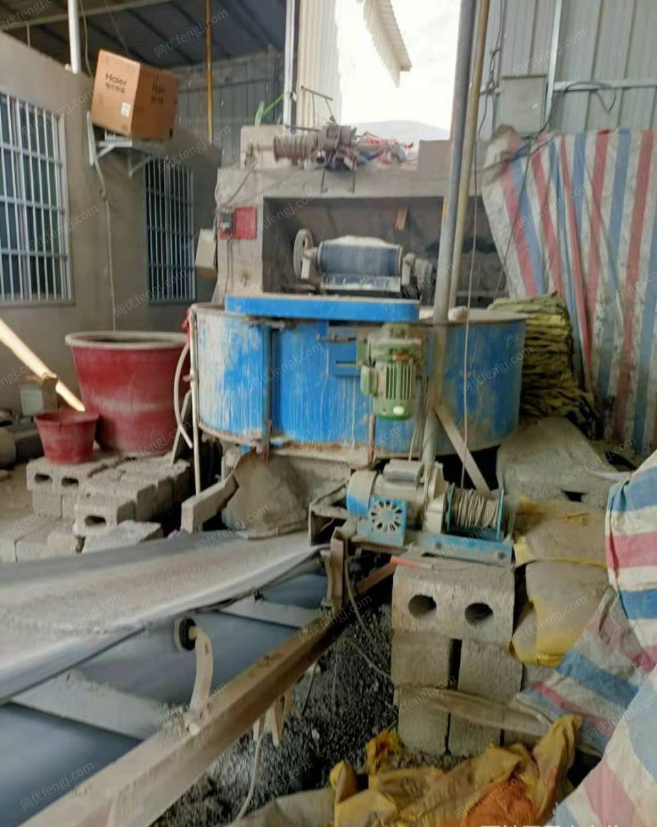 广西贺州场地到期，一年多水泥砖机全套出售