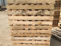 山东青岛出售木头托盘每个，大约有100个。