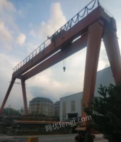 上海宝山区因需要场地停车很少使用出售主钩40吨龙门吊付钩10吨 轨距35米，所有手续齐全  看货议价,自拆.