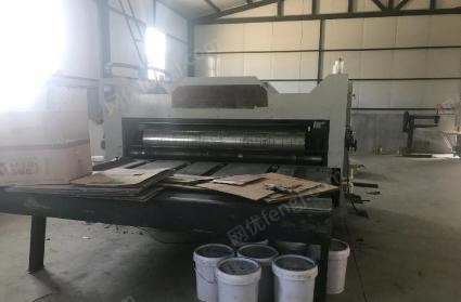 新疆阿勒泰工厂倒闭，免版模切成型水性印刷纸箱机出售