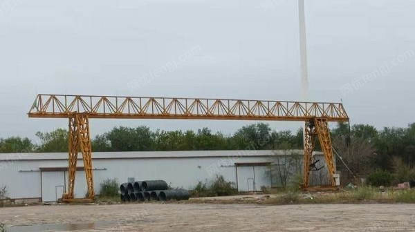 天津宝坻区急转让闲置二手10吨龙门吊一台,内径30米外跨5米