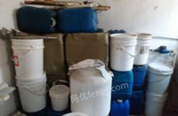山东枣庄不做了处理几袋工业盐 还有一些做洗涤剂的原料和一批大小塑料桶 约有二十多个  看货议价.