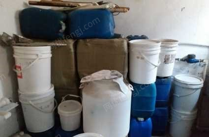 山东枣庄不做了处理几袋工业盐 还有一些做洗涤剂的原料和一批大小塑料桶 约有二十多个  看货议价.