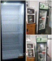 广东梅州餐饮店合同期满，闲置都是九成新冰箱，所有设备低价出售。