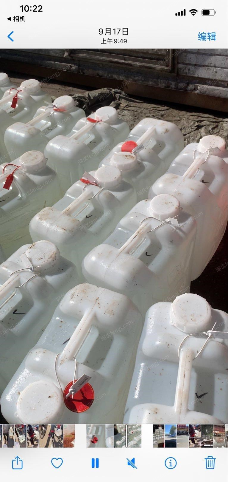 黑龙江绥化出售50斤塑料桶 只装过一次酒 约100个左右,看货议价.后面还有.