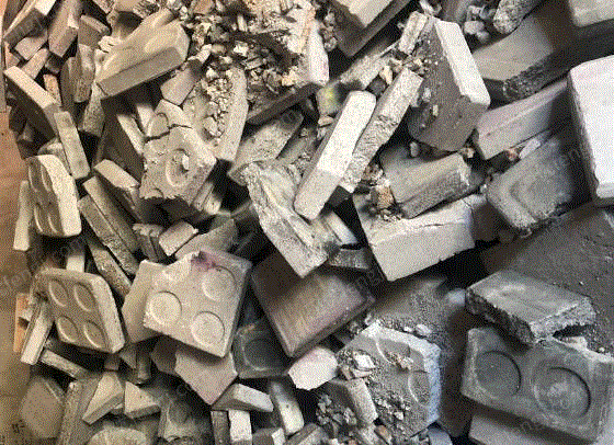 耐火材料厂就近处理莫来石废砖库存20吨左右