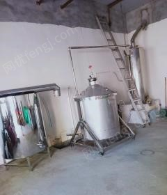 新疆阿克苏出售全套酿各种粮食酒，水果酒设备  用了不到二个月,包括发酵桶,存酒缸等,看货议价,打包卖.