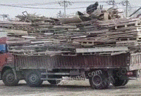 大量回收工地模板木方拆迁料所有木料