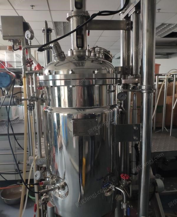 湖北荆州转让1台机械搅拌不锈钢酶解罐型号:GUE-30C型  2台自动机械搅拌不锈钢发酵罐型号:GUJS-200C型GUJS-50C型   1台油水分离机
