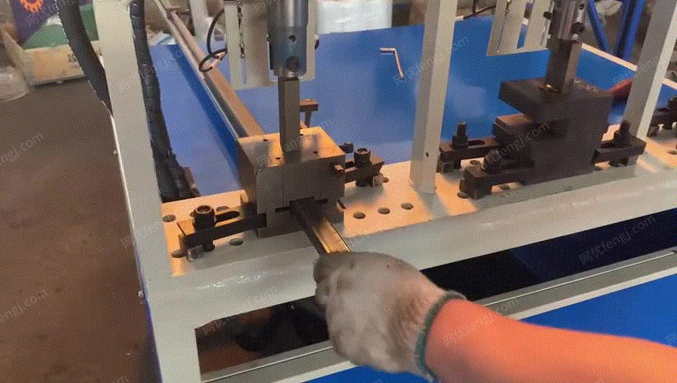 液压冲孔机设备槽钢角铁不锈钢冲孔切断...