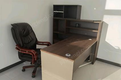 青海西宁九成新办公家具打包出售老板板台，书柜，单人工位，双人工位，四人工位，会议桌，柜子，台式电脑十台，沙发，茶几等