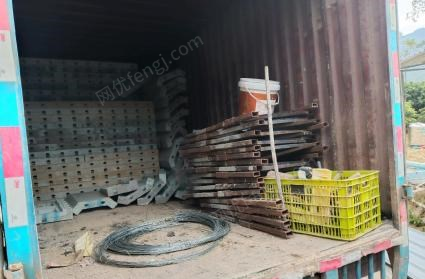 广西贵港转让地梁板塑料模板四米二货车