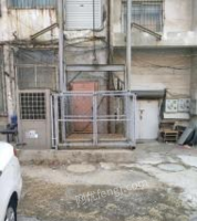 辽宁营口出售1个闲置三层货梯，用了四年,店内用来运送家电，电机未修过　