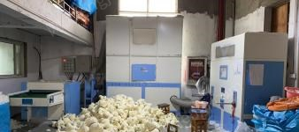 江苏扬州因转产出售1套99成新青岛产打棉送棉充棉一体机和货架