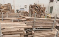 山西太原出售工地使用8*8木方，，1米到4米都有  现货十多吨,4-5分厚30脚踏板100多张 看货议价.