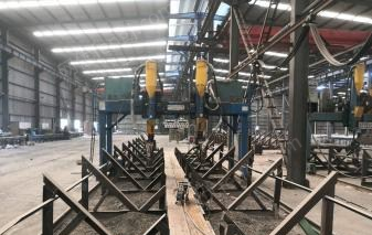 内蒙古赤峰因企业转型出售闲置全套钢结构生产设备  整套三套,埋弧焊还有几台,用了十年了,看货议价.可单卖.