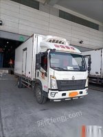 上海宝山区转让中国重汽豪沃五米二冷藏车标准箱子