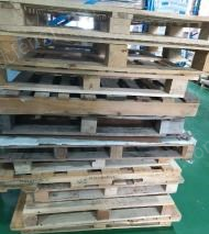 上海金山区工厂出售二手木托盘,90*110塑料托盘90个 