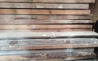 山西阳泉出售松木木板，松木板三米多长，宽二十公分左右，三十多块，厚度大约二寸多厚 只有这一批,看货议价.
