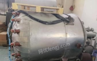 江苏无锡低价出售9.5成新反应釜、真空泵、贴片机