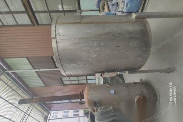 重庆巴南区转让304钢搅拌罐，分散机，可利用作台等