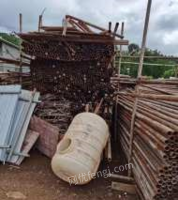 云南红河哈尼族彝族自治州国标6.3.1.5钢管80吨，2500块层板，方木，扣件出售