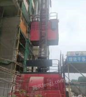 河南南阳出售两台二手施工用 人货电梯  手续齐全.  高度75米.  还能用一年,看货议价,可单卖.马上能拆了. 
