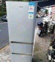 上海宝山区奥马212升三门冰箱一台出售