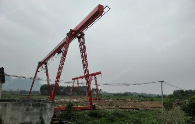 广西柳州转让两台龙门吊(一新一旧)，5吨，30米长  1台42KW铲车  还有水泥管模具,  闲置未拆,看货议价,可分开卖.